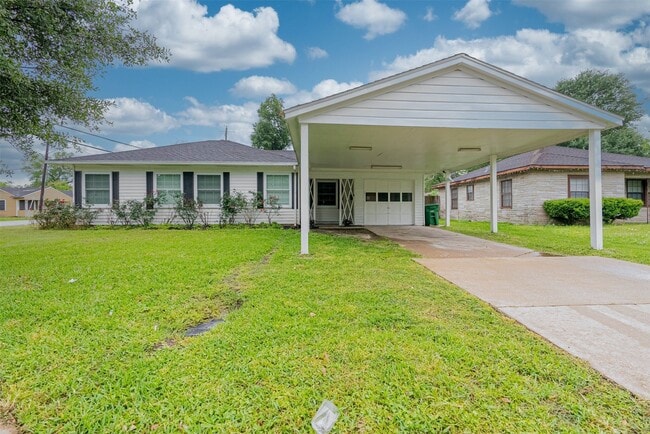 5030 Yellowstone Blvd in Houston, TX - Foto de edificio - Building Photo