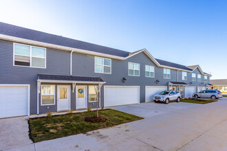 Valley Bluff Townhomes in Clinton, IA - Building Photo - Building Photo