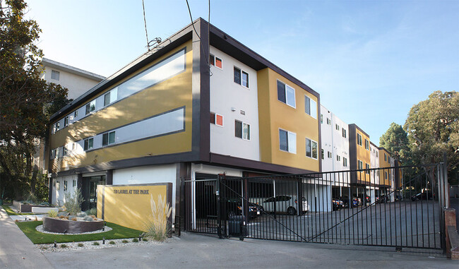 Park Laurel Apartments in San Mateo, CA - Foto de edificio - Building Photo