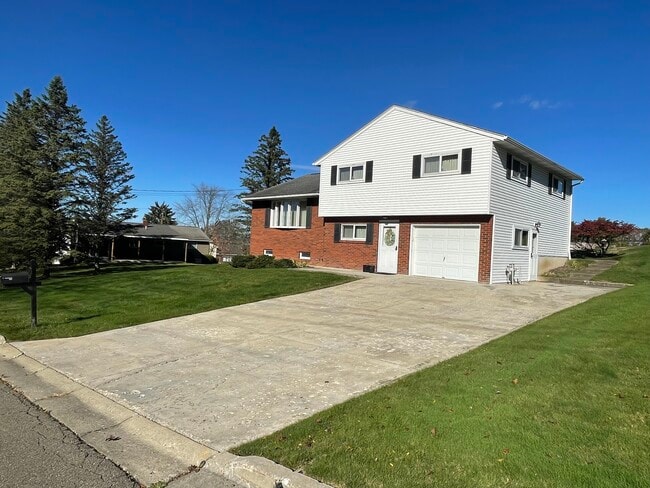 1005 Murray Hill Rd in Vestal, NY - Building Photo - Building Photo