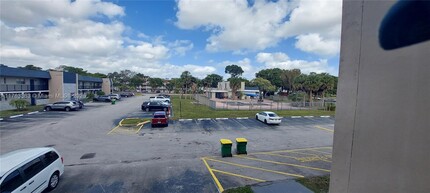 7960 N Colony Cir in Tamarac, FL - Building Photo - Building Photo
