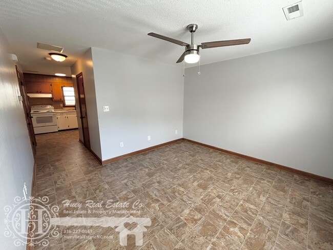 296 7th St, Unit Apt 3 in Yanceyville, NC - Foto de edificio - Building Photo