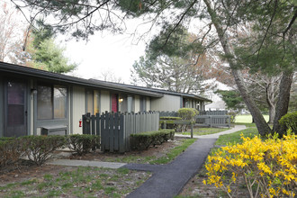 Hunter Glen Apartments in Springfield, IL - Building Photo - Building Photo