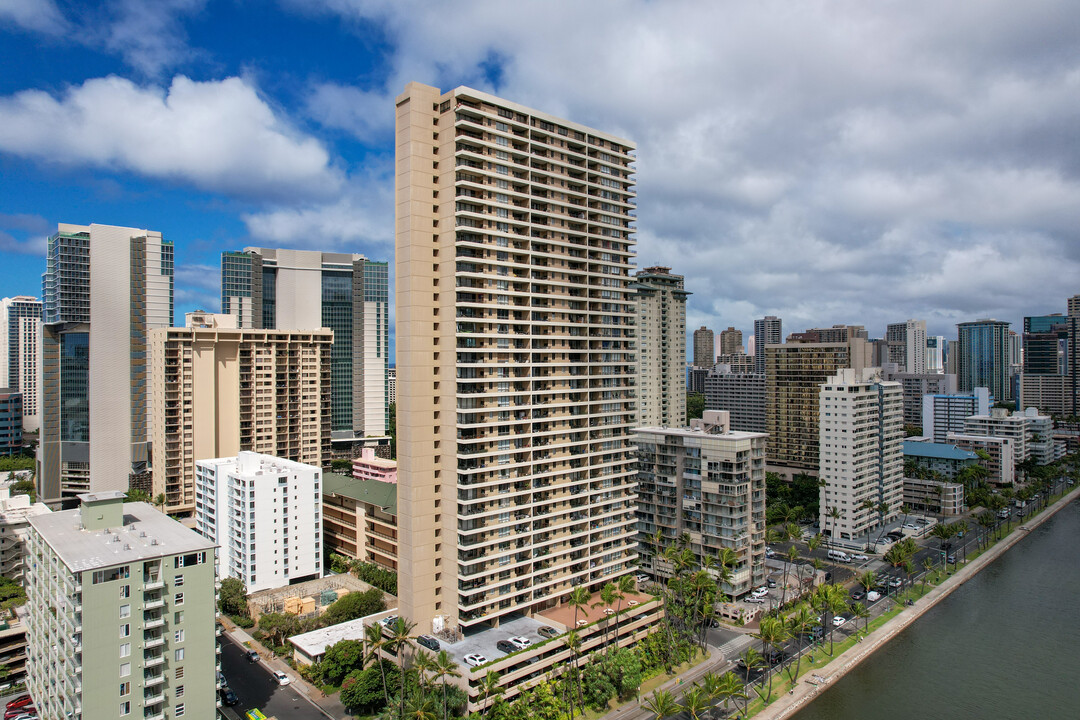 2121 Ala Wai in Honolulu, HI - Building Photo