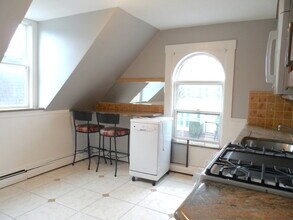 77 Pearl St, Unit 2 in Somerville, MA - Foto de edificio - Building Photo