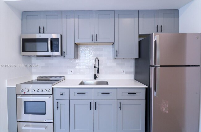 221 SW 11th Ave in Miami, FL - Building Photo - Building Photo