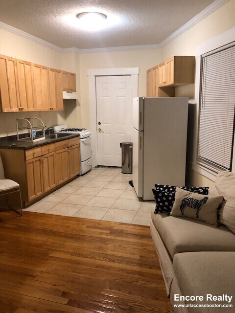 27 Forest St, Unit 27 Forest Street in Cambridge, MA - Foto de edificio - Building Photo