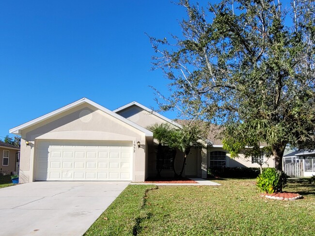 1932 SW Victor Ln in Port St. Lucie, FL - Building Photo - Building Photo