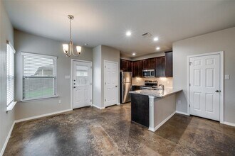 1502 Lucille St in Seguin, TX - Building Photo - Building Photo