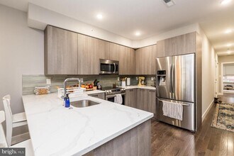 912 N 16th St, Unit B in Philadelphia, PA - Building Photo - Building Photo