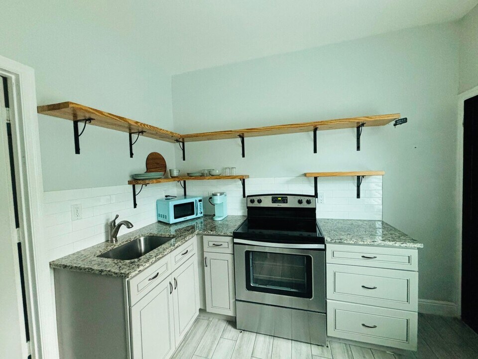 1036 Francis St in West Palm Beach, FL - Foto de edificio