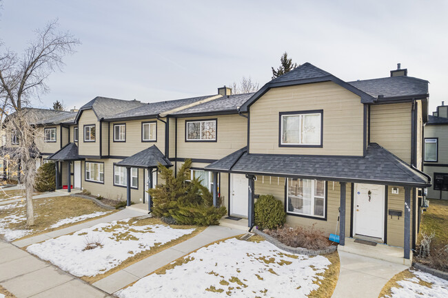 140 Millrise SW in Calgary, AB - Building Photo - Primary Photo