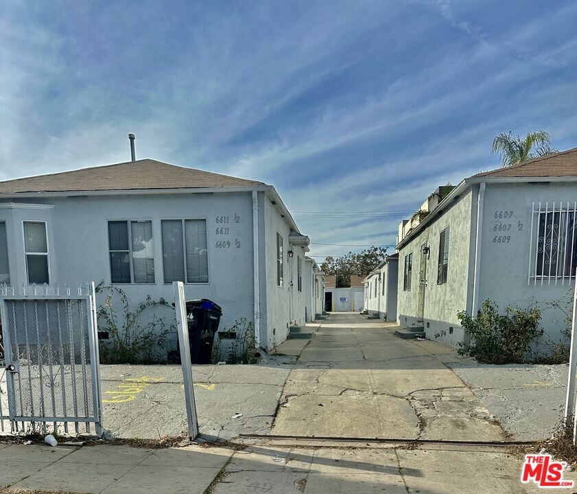 6607 1/2 Brynhurst Ave in Los Angeles, CA - Building Photo