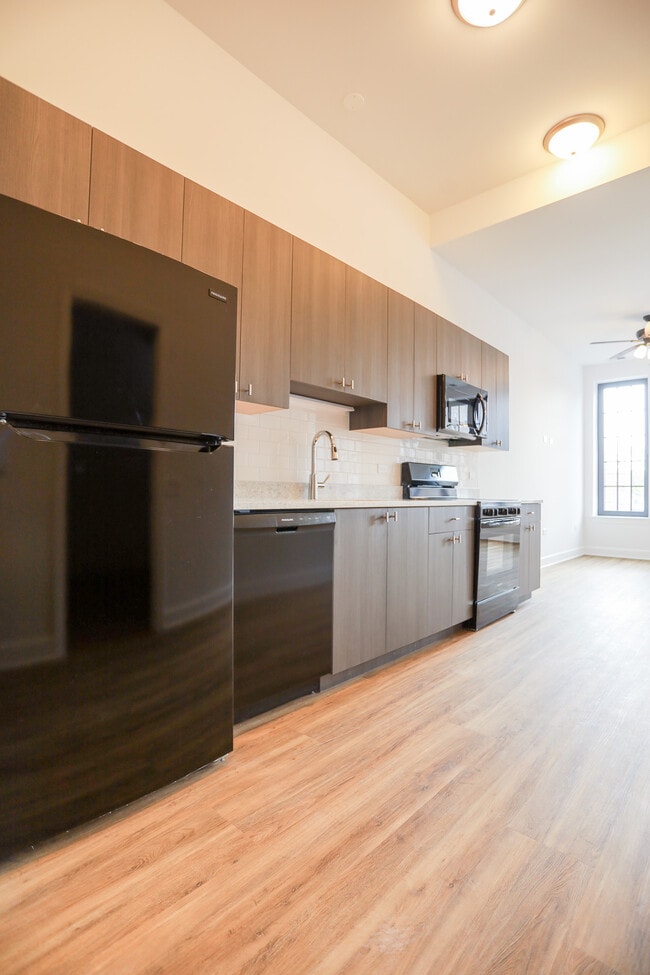 3158 N Broadway St, Unit #302 in Chicago, IL - Building Photo - Building Photo