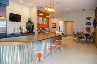 Nest on 17 Apartment Homes in Carrollton, VA - Foto de edificio - Building Photo