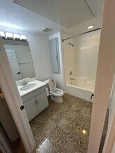 12963 W Runway Rd, Unit 318 in Los Angeles, CA - Foto de edificio - Building Photo