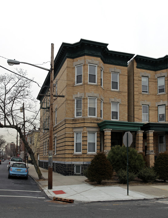 138 Highpoint Ave in Weehawken, NJ - Building Photo