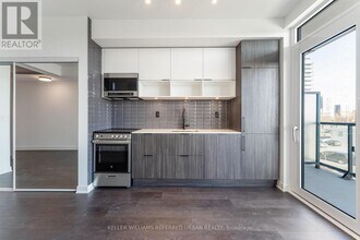 35-S335 Rolling Mills Rd in Toronto, ON - Building Photo - Building Photo