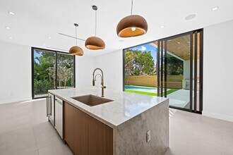 2324 SW 26th St in Miami, FL - Building Photo - Building Photo