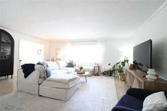 2046 NW 19th Ln in Gainesville, FL - Building Photo - Building Photo