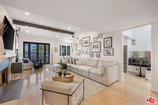 property at 4600 Vía Dolce