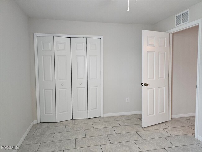 545 SE 4th Terrace in Cape Coral, FL - Foto de edificio - Building Photo