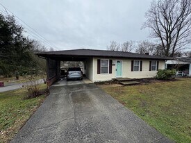 2001 Indian Ridge Rd in Johnson City, TN - Building Photo