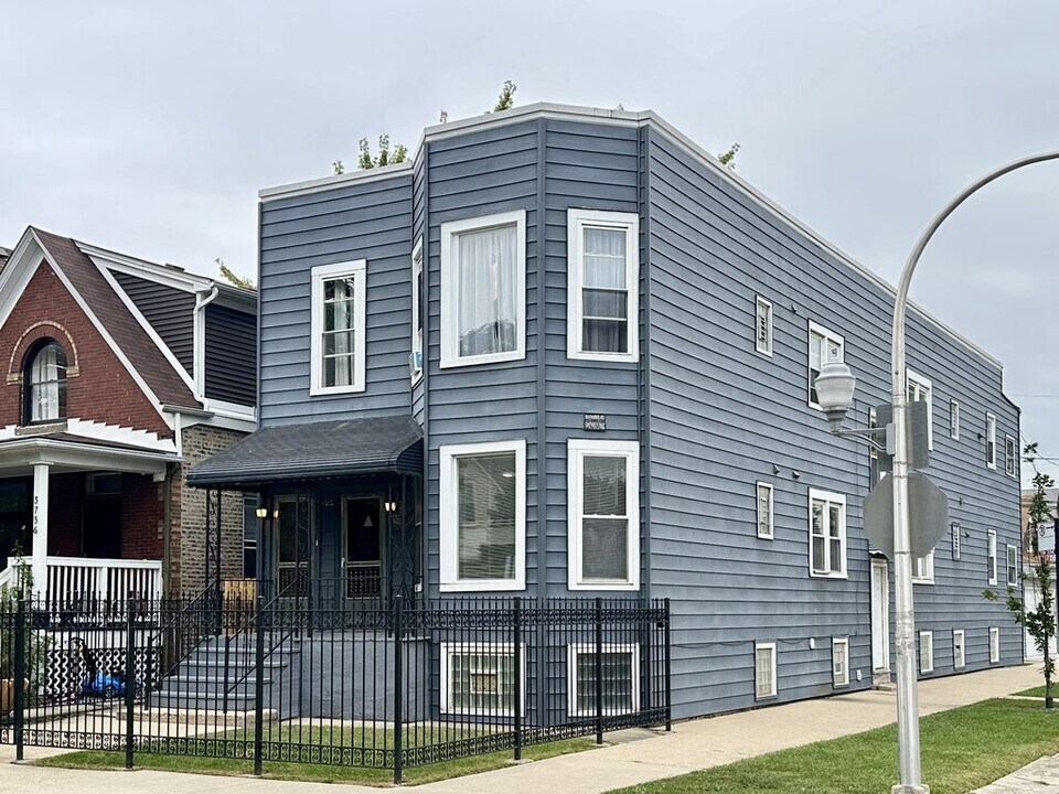 3734 W Wabansia Ave, Unit 1F in Chicago, IL - Building Photo