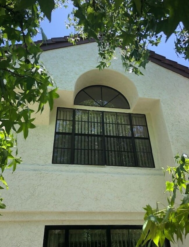1279 Calle Bonita in Camarillo, CA - Foto de edificio - Building Photo