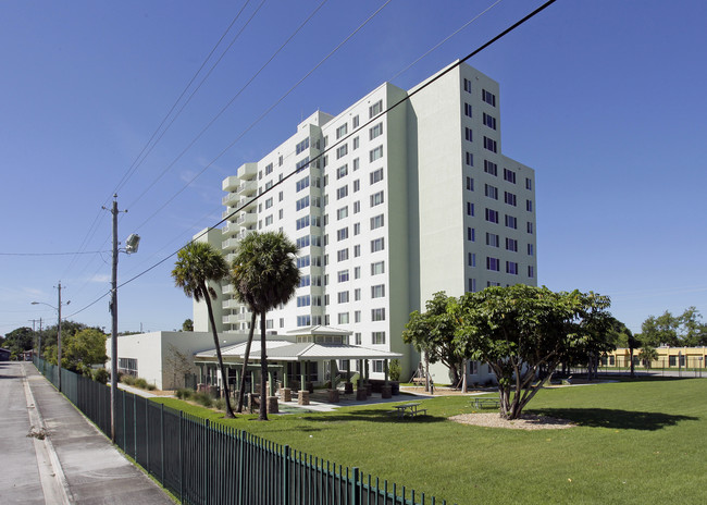 Mildred and Claude Pepper Towers in Miami, FL - Foto de edificio - Building Photo
