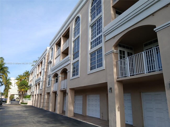 1280 S Alhambra Cir, Unit 2212 in Coral Gables, FL - Building Photo - Building Photo