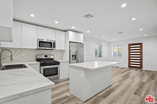 2125 S Rimpau Blvd in Los Angeles, CA - Building Photo - Building Photo