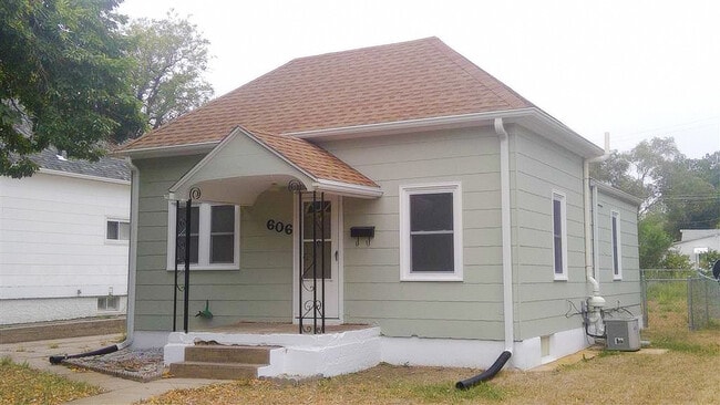 property at 606 E 7th St