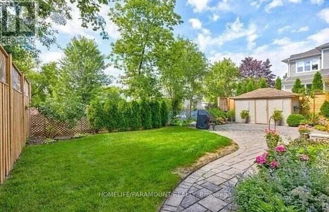 196 Nelson St in Oakville, ON - Building Photo - Building Photo