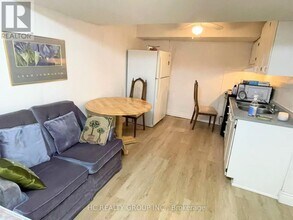 3025 Cedarglen Gate in Mississauga, ON - Building Photo - Building Photo