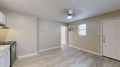 500 Foch St, Unit 3 in Bryan, TX - Building Photo - Building Photo