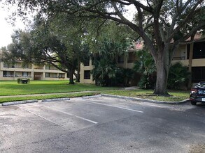 811 Lyons Rd in Coconut Creek, FL - Foto de edificio - Building Photo