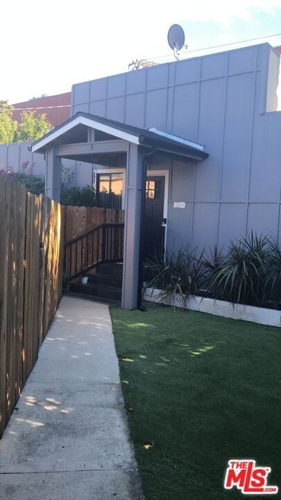10366 Eastborne Ave in Los Angeles, CA - Building Photo - Building Photo