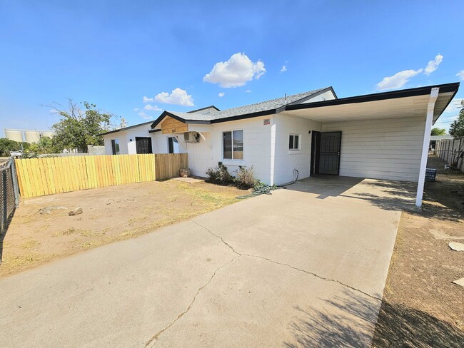 305 E Beech Ave in Casa Grande, AZ - Foto de edificio - Building Photo