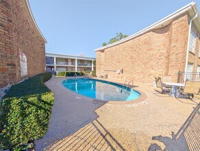 2101 Fountain View Dr in Houston, TX - Building Photo - Building Photo