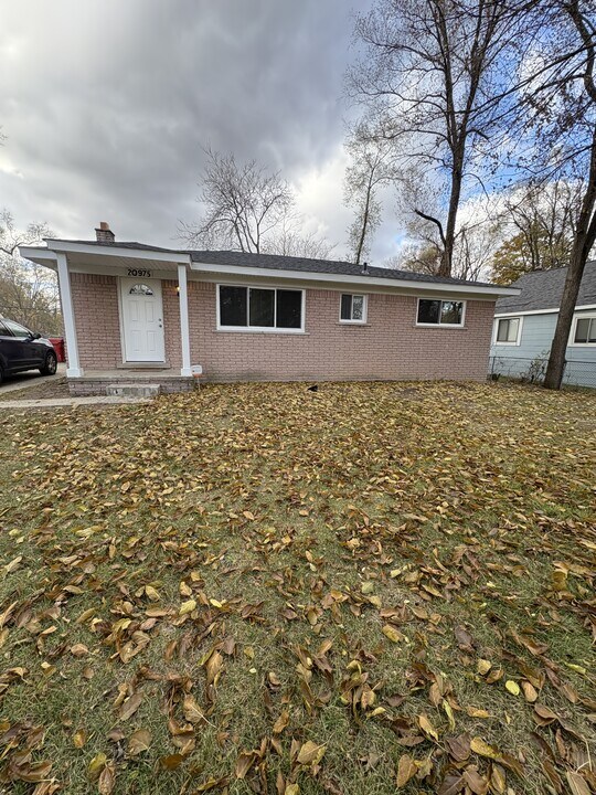 20975 Poinciana St in Southfield, MI - Building Photo