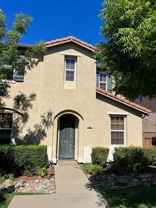 85 Sluice Way in Folsom, CA - Building Photo