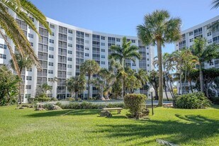 2731 NE 14th St in Pompano Beach, FL - Building Photo