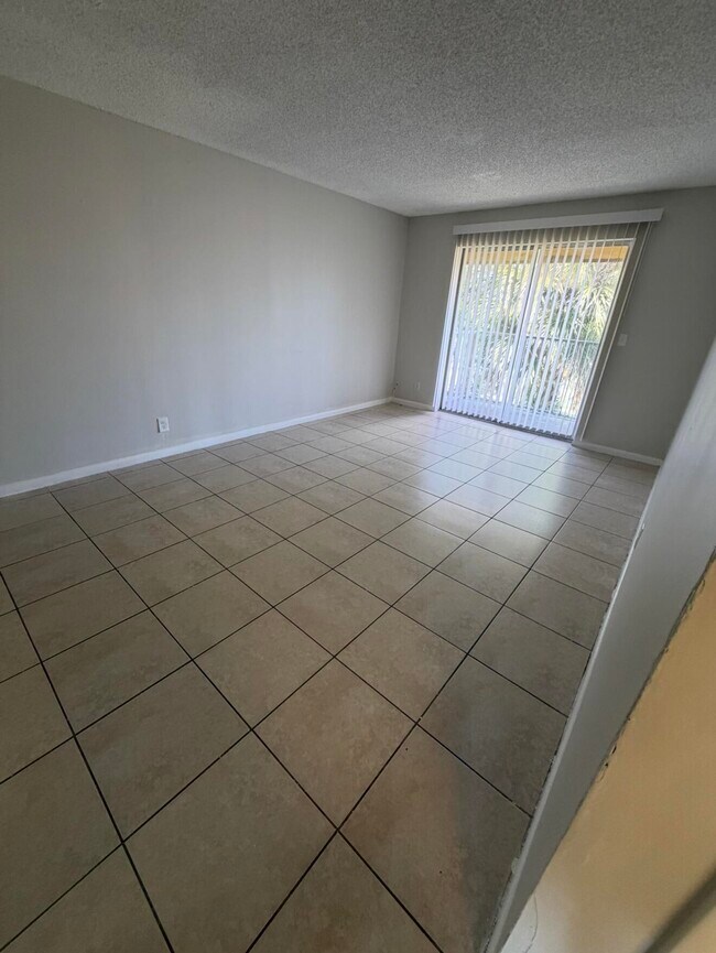 95 NE 41st St in Oakland Park, FL - Building Photo - Building Photo