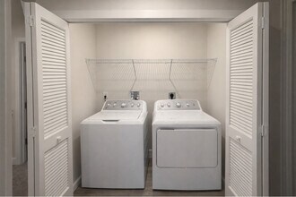 214 Hunter Dr in Coraopolis, PA - Building Photo - Building Photo