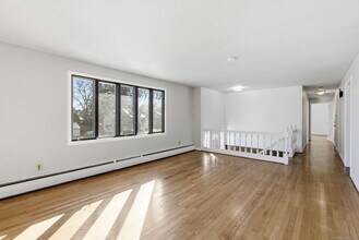 8 Cherryfield Dr in West Hartford, CT - Building Photo - Building Photo