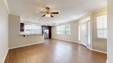 2011 Harvey Mitchell Pkwy S in College Station, TX - Building Photo - Building Photo