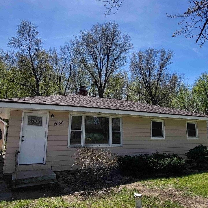 2050 Reggie Dr in Benton Harbor, MI - Foto de edificio