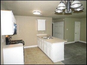 185 Charles Dr in Cabot, AR - Foto de edificio - Building Photo