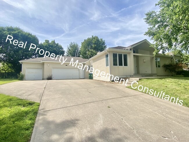 112 Cherokee Ln in Lake Winnebago, MO - Building Photo - Building Photo